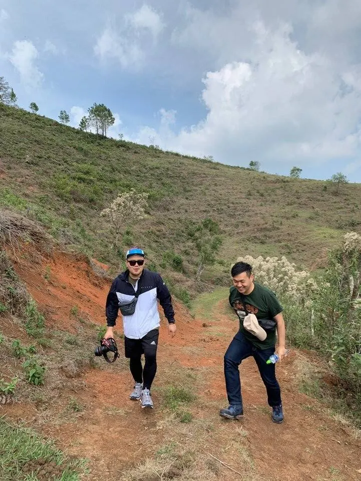 커피 농장 언덕을 오르는 형제